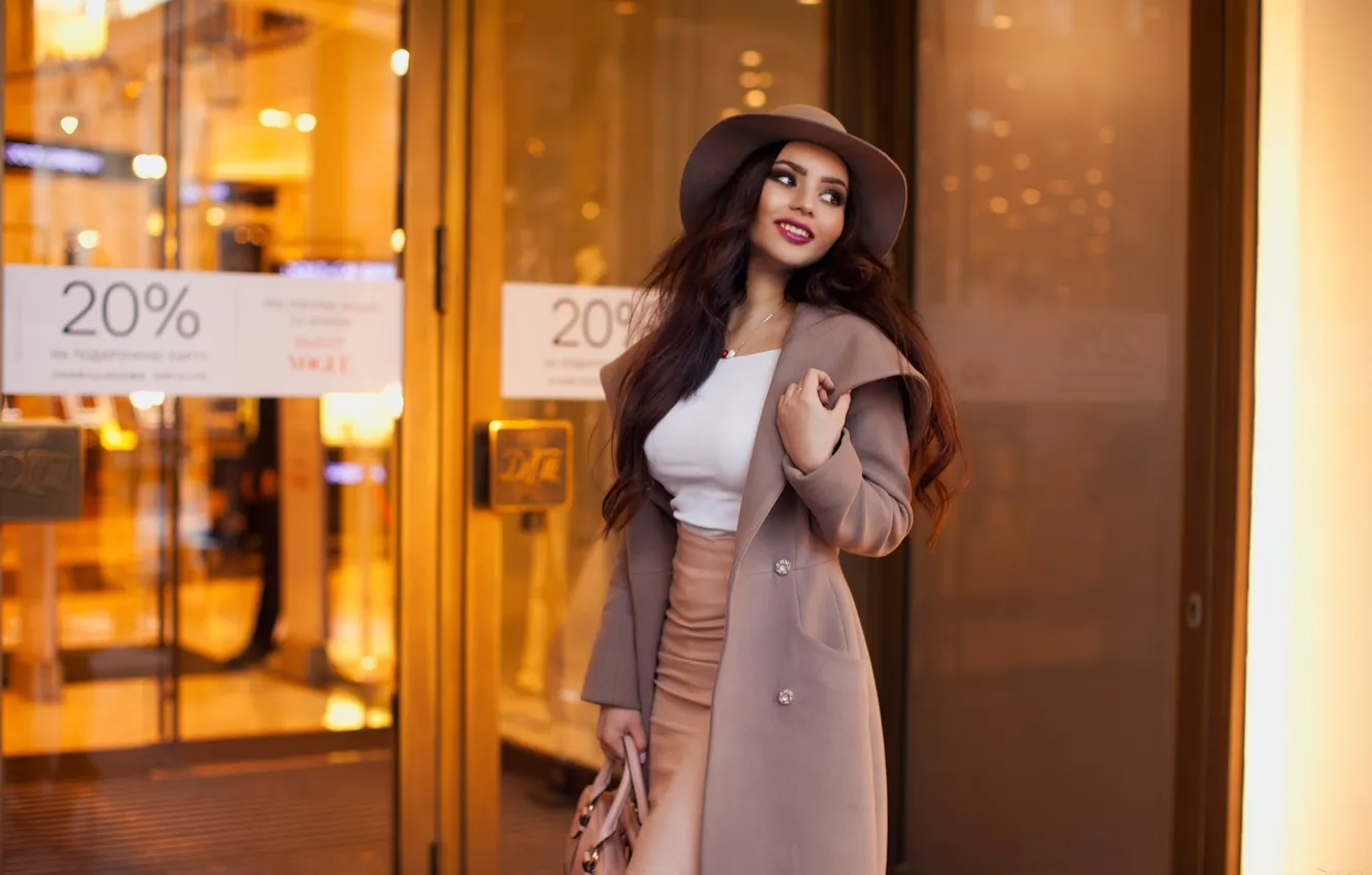 Photo wallpaper smile, model, hat, makeup, figure, brunette, hairstyle, bag