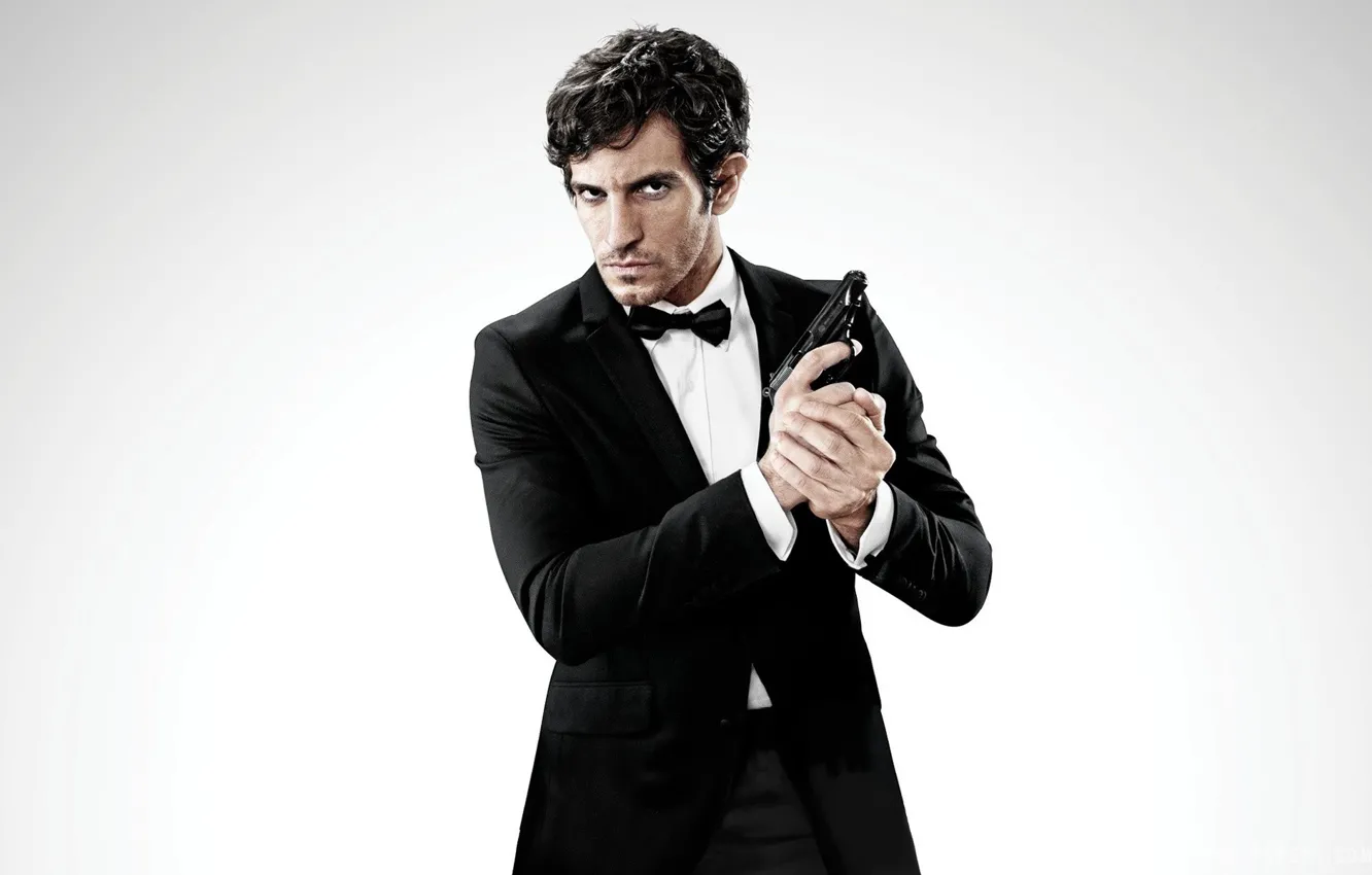 Photo wallpaper cinema, gun, pistol, weapon, man, movie, film, Anacleto Agente Secreto