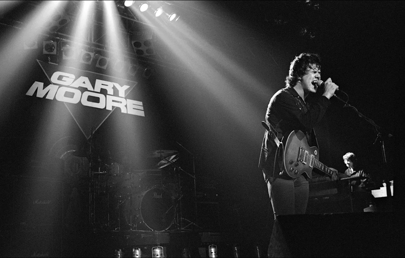 Photo wallpaper singer, Gary Moore, musician, 1983, stage, Manchester Apollo, guitarrist