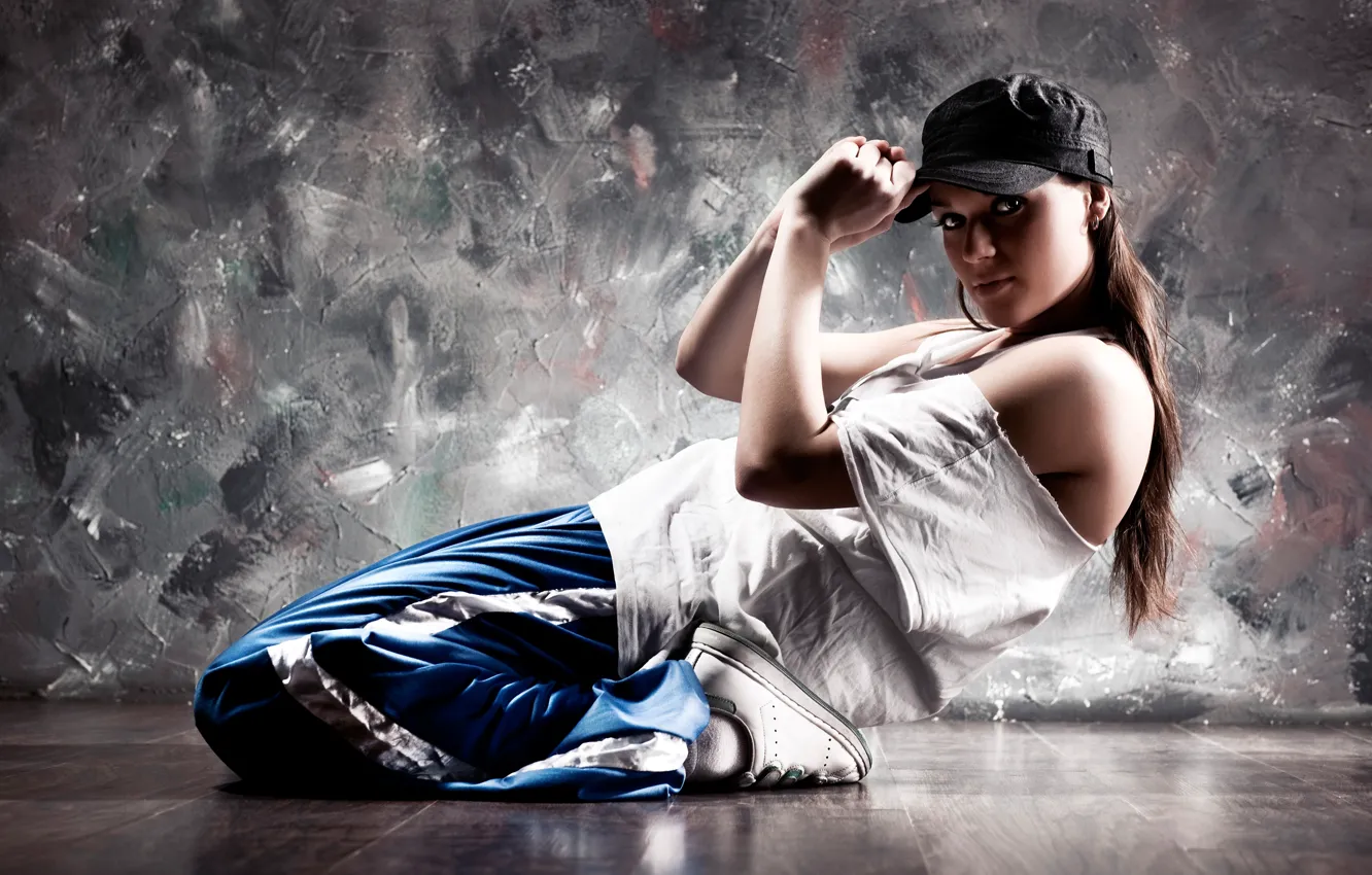 Photo wallpaper girl, pose, background, wall, flexibility, dance, t-shirt, cap
