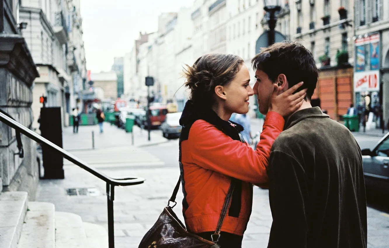 Photo wallpaper girl, street, Paris, building, kiss, Natalie Portman, guy, Cupronickel Beslan