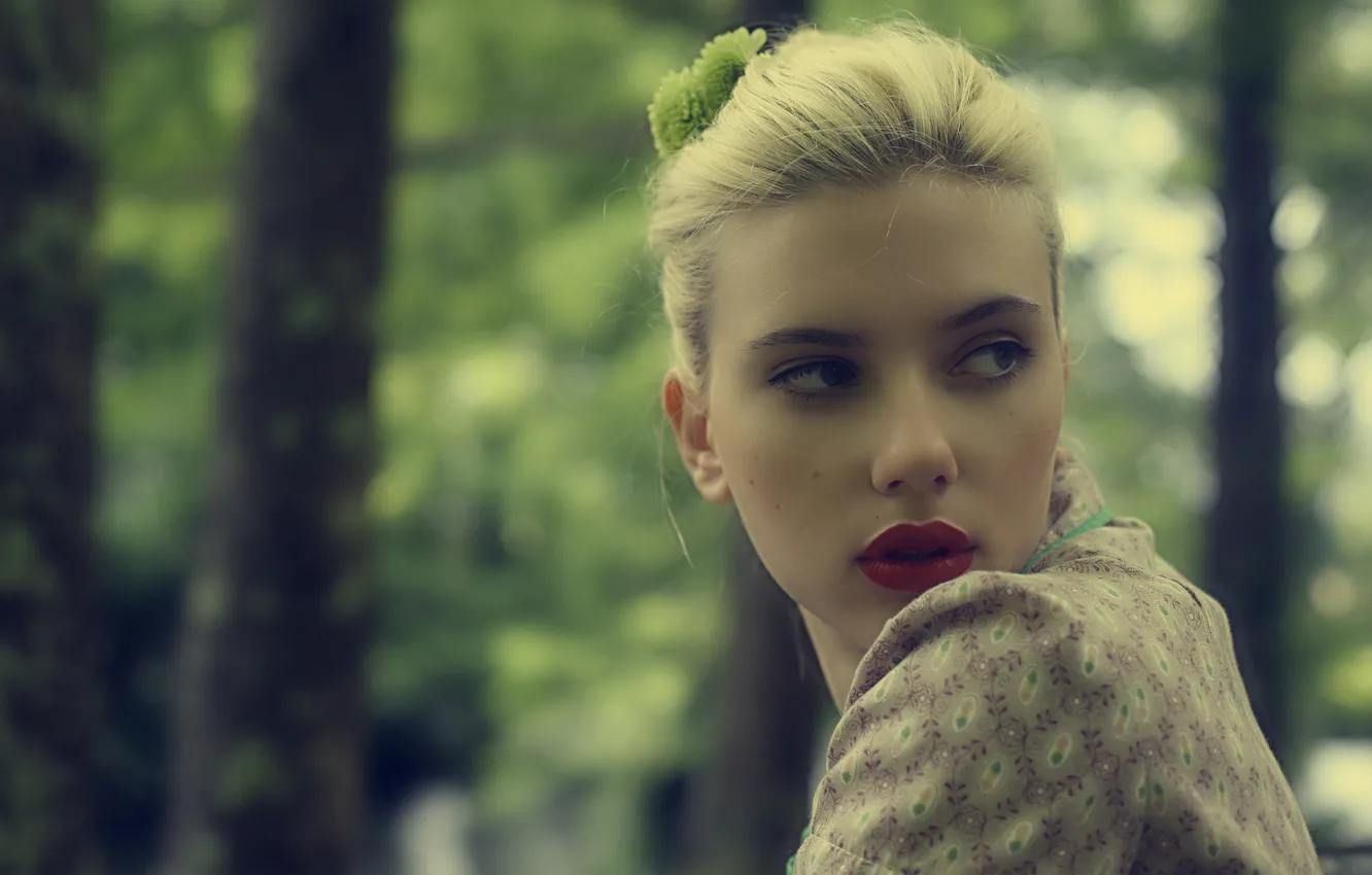 Photo wallpaper macro, red lips, green flowers in her hair, Scarlett Johansson