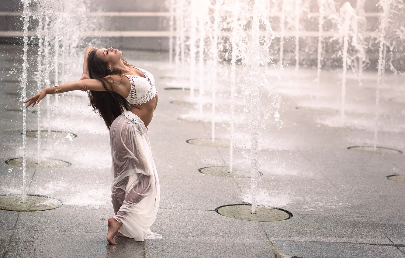 Photo wallpaper girl, dance, fountain, Romina Micheletty