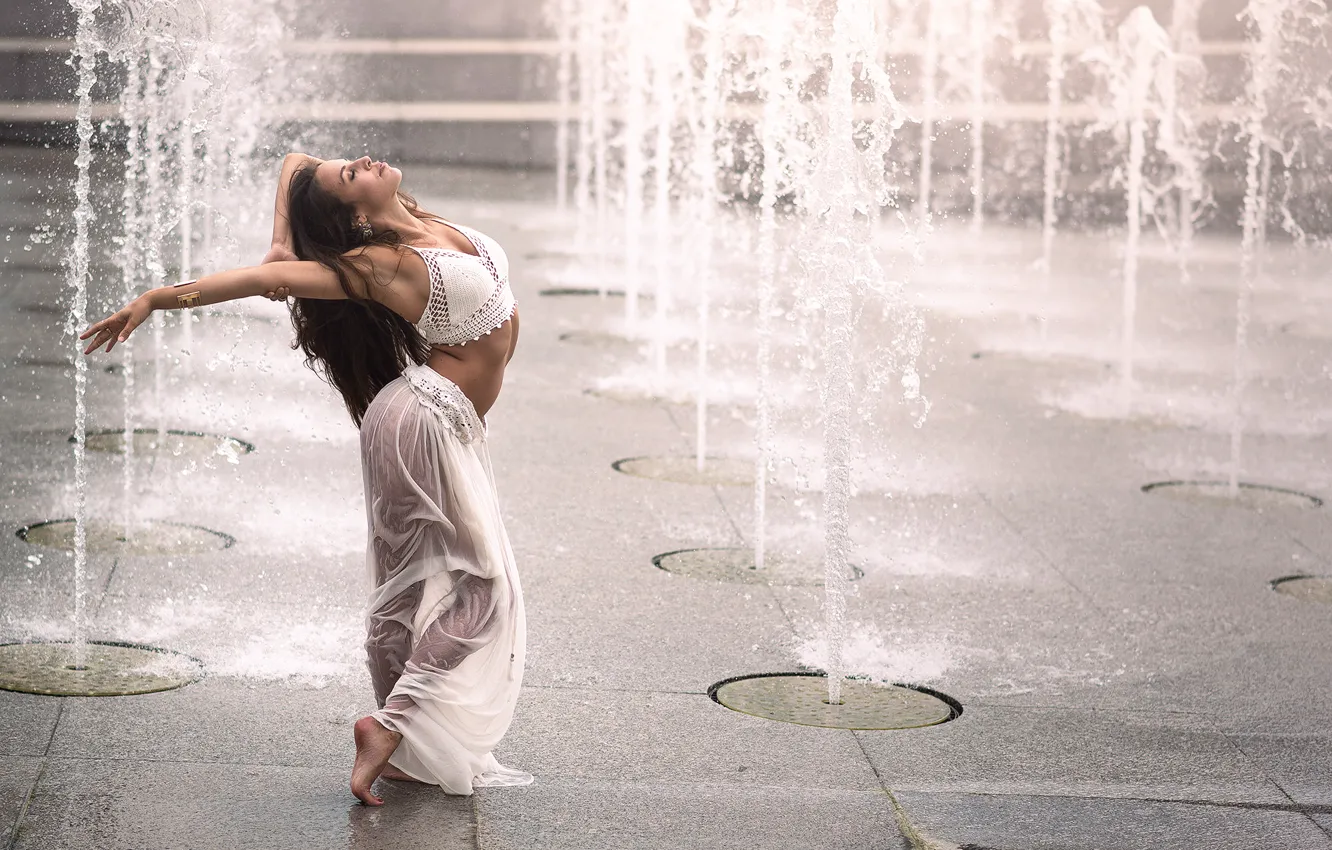 Photo wallpaper girl, dance, fountains, Romina Micheletty