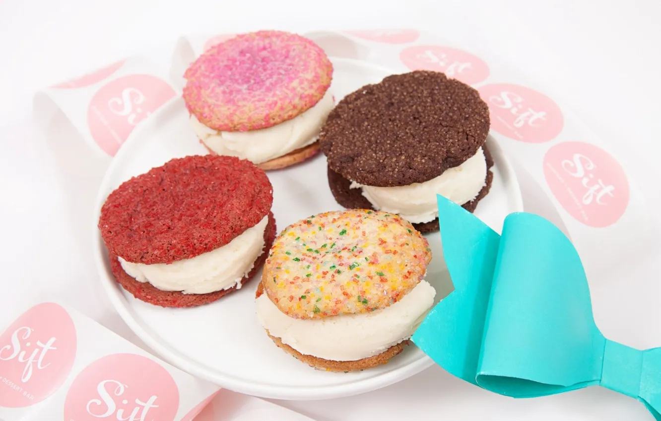 Photo wallpaper plate, cake, bow, cream