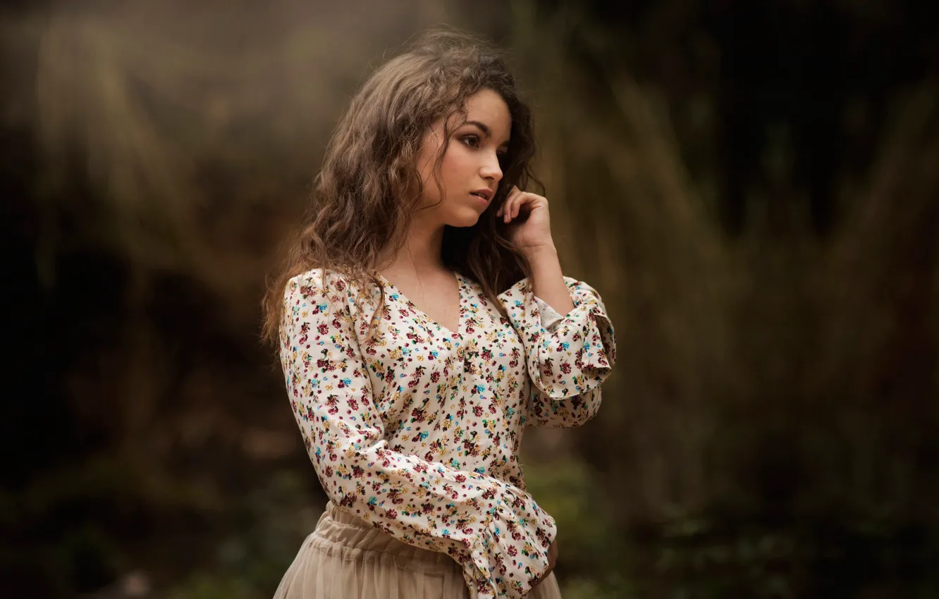 Photo wallpaper blouse, sponge, curls, Carmen Gabaldon