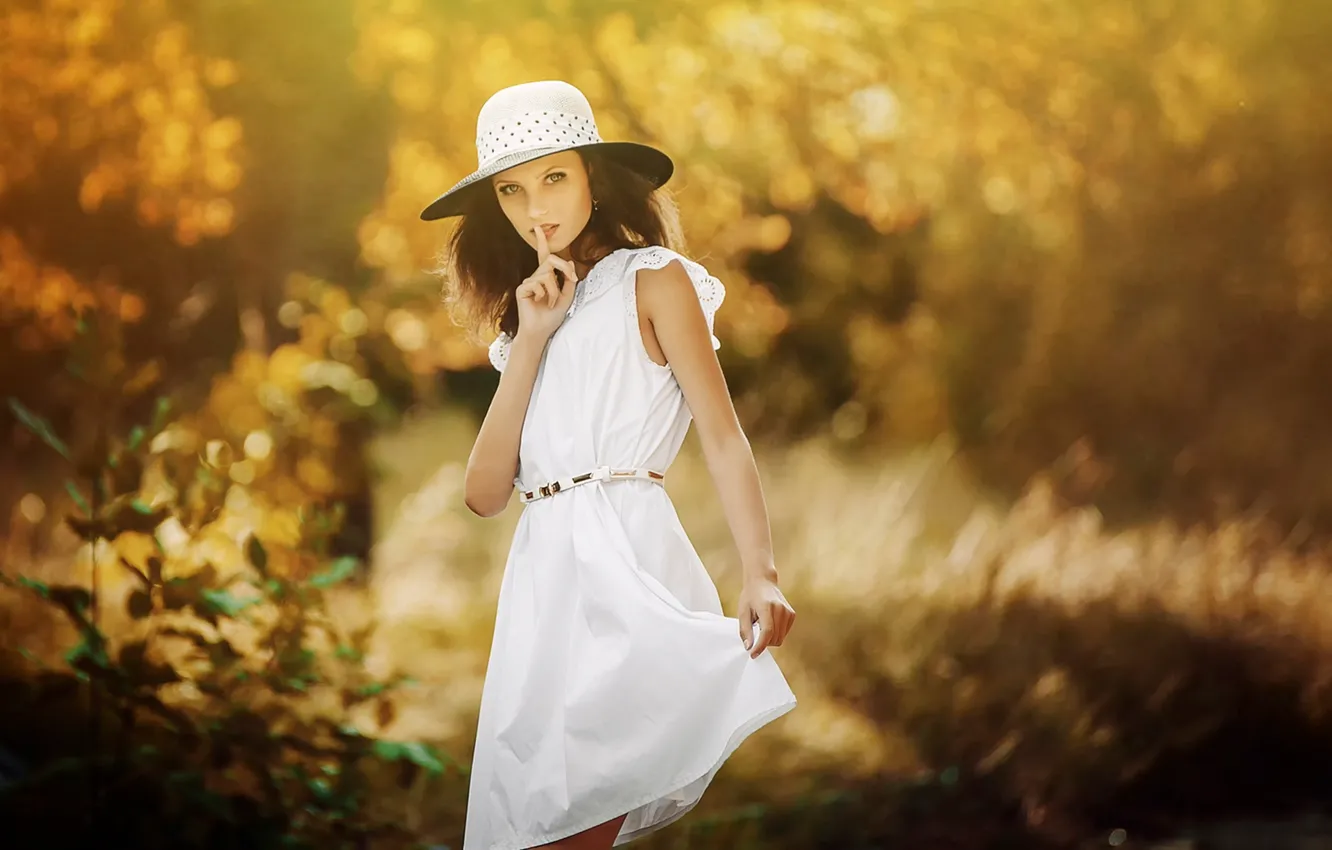 Photo wallpaper dress, hat, the sign of silence, Mary
