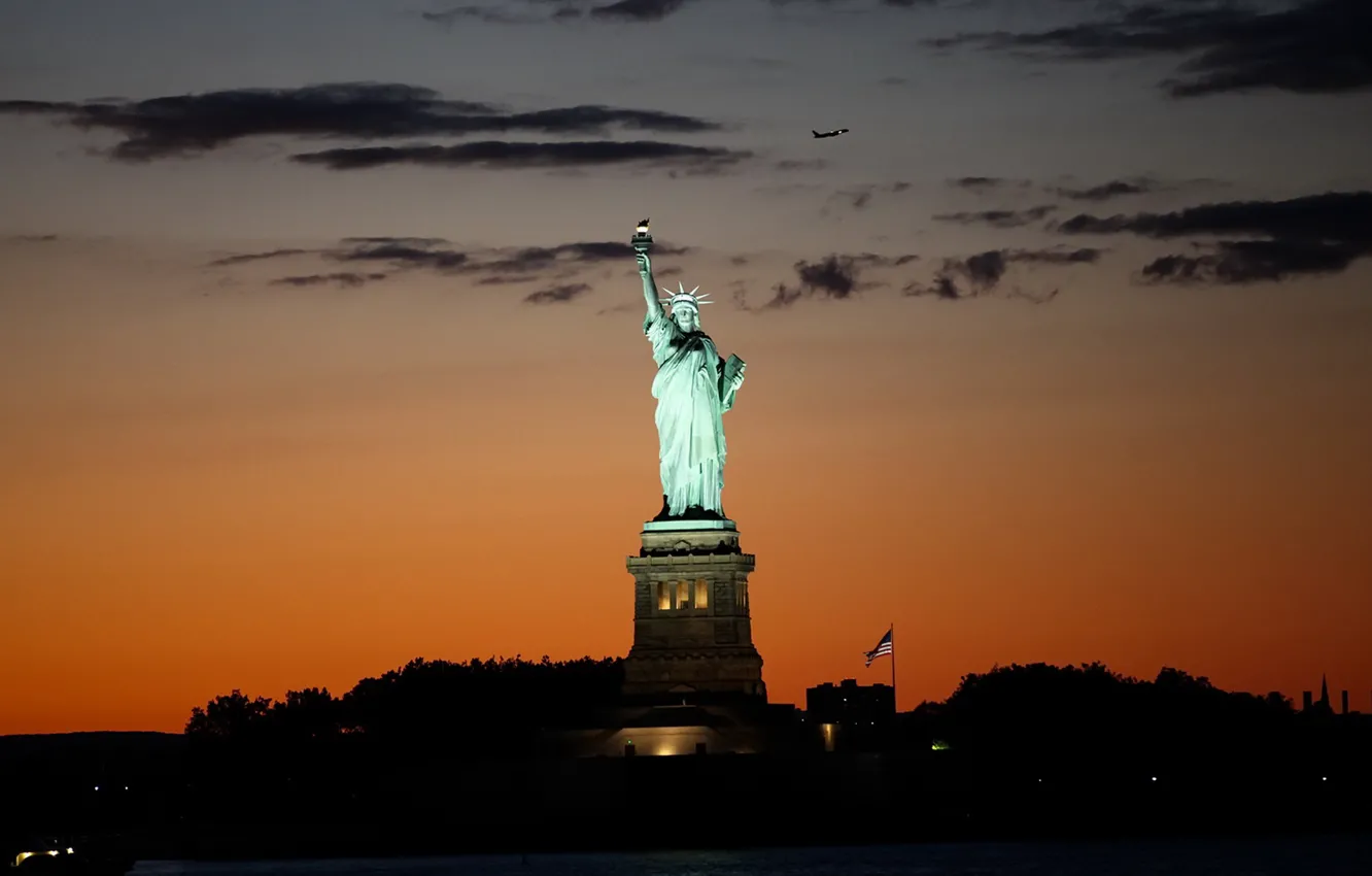Photo wallpaper freedom, night, statue
