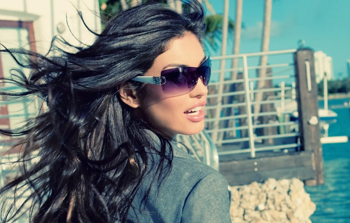 Photo wallpaper sea, water, girl, face, smile, river, stones, background