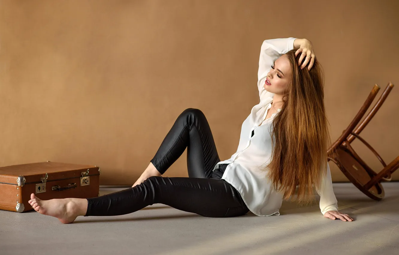 Photo wallpaper pose, wall, model, portrait, makeup, figure, hairstyle, chair