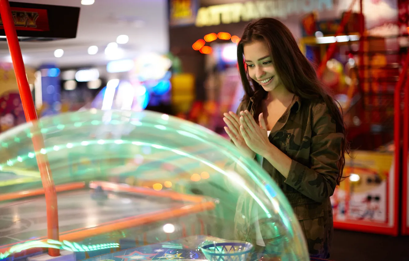 Photo wallpaper girl, face, smile, hair, the game, hands, jacket, entertainment