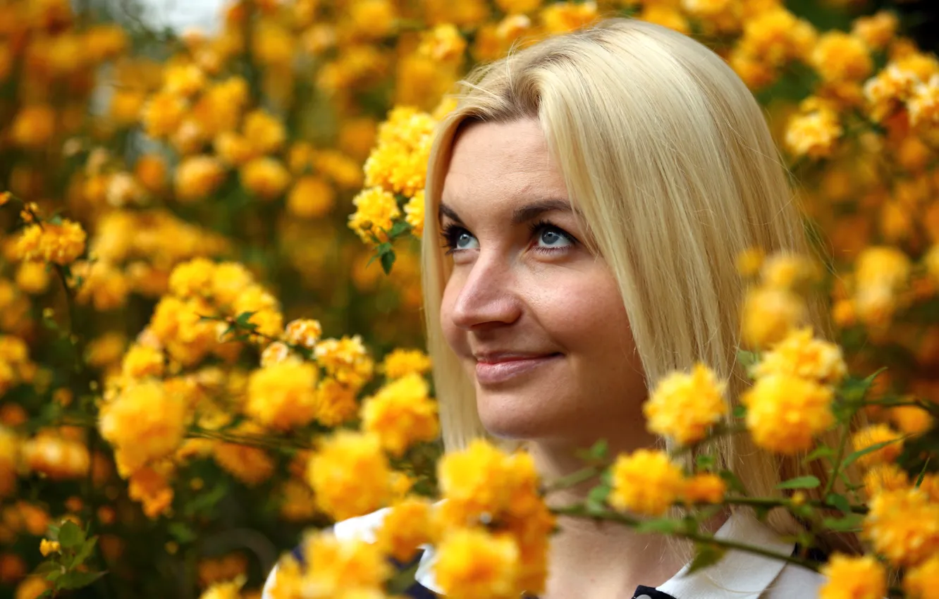 Photo wallpaper girl, joy, flowers, lips, girl, flowers, lips, smiling