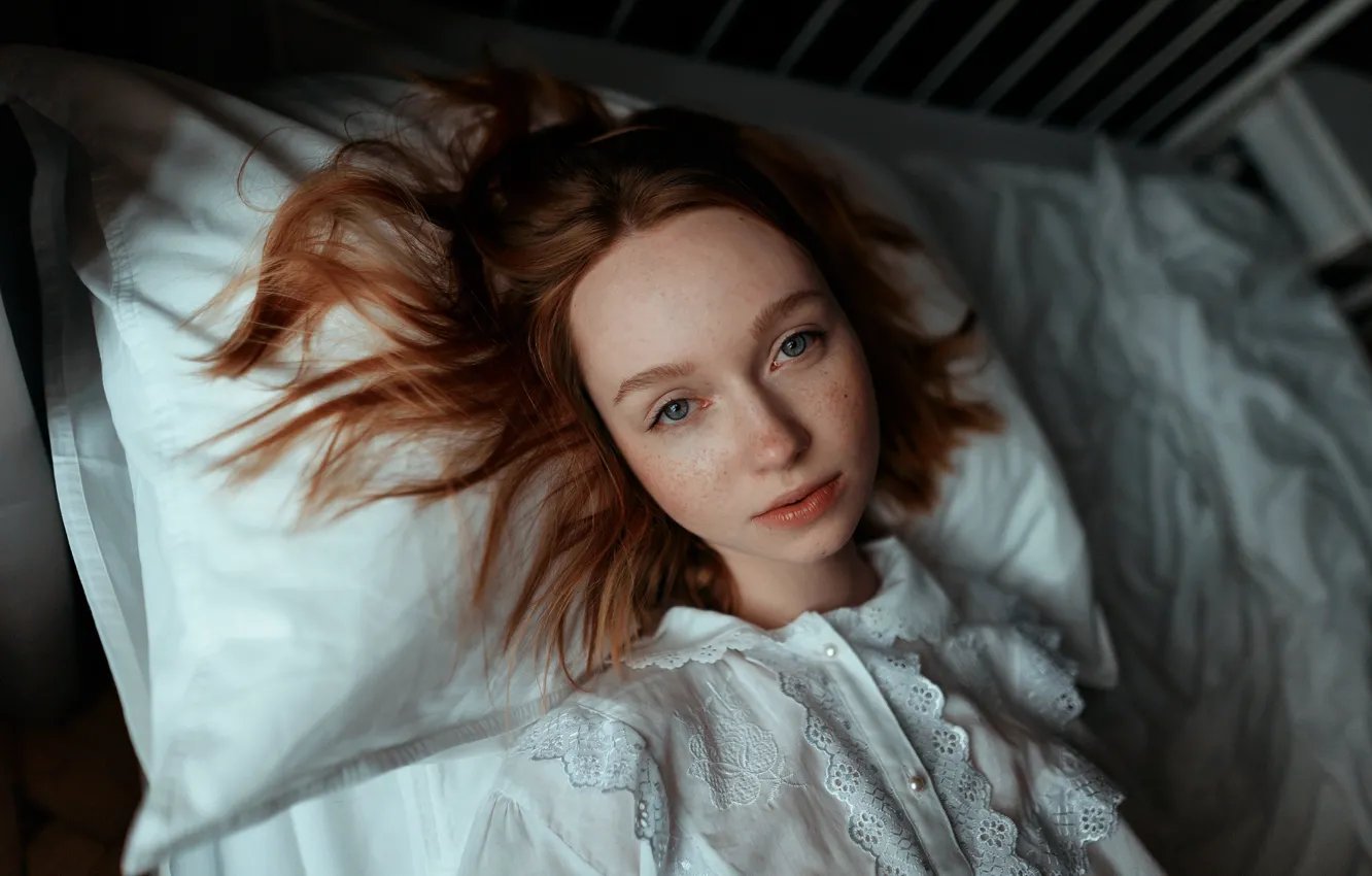 Photo wallpaper girl, bed, freckles, curls, Juliana Naidenova