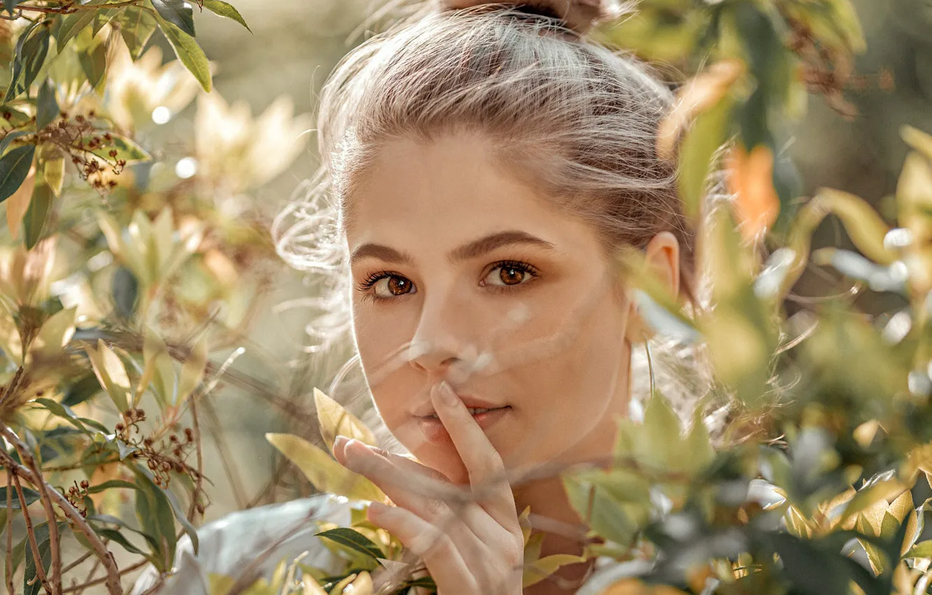 Photo wallpaper greens, look, leaves, the sun, nature, face, model, portrait