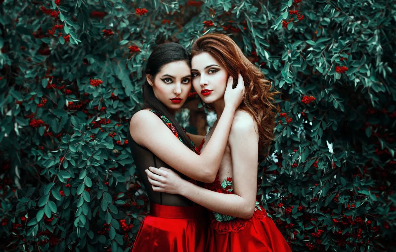 Photo wallpaper makeup, sponge, two girls, berry, Ronny Garcia, Red as blood