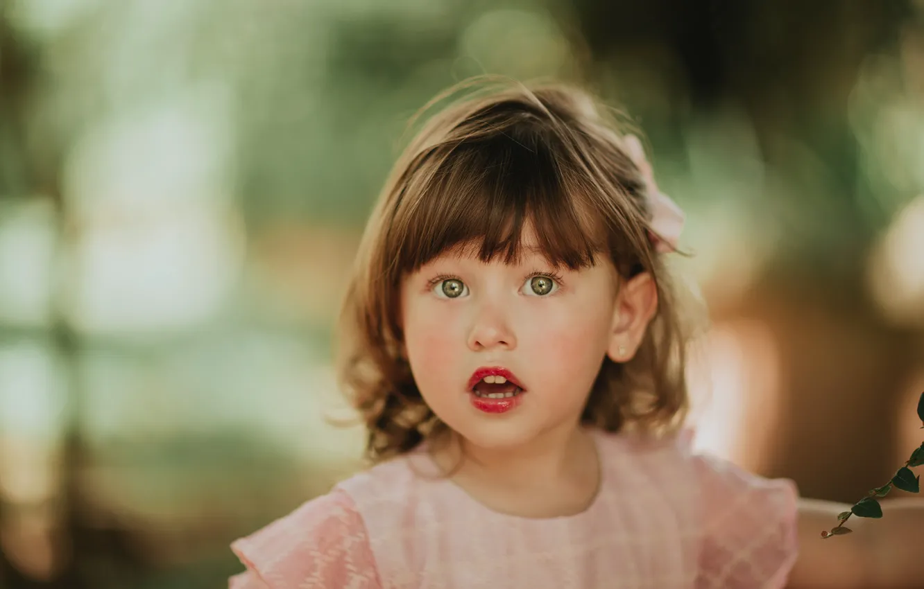 Photo wallpaper look, surprise, green eyes, green eyes, blurred background, look, little girl, little girl