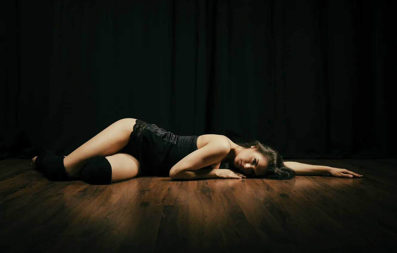 Photo wallpaper girl, floor, lies, legs, twilight