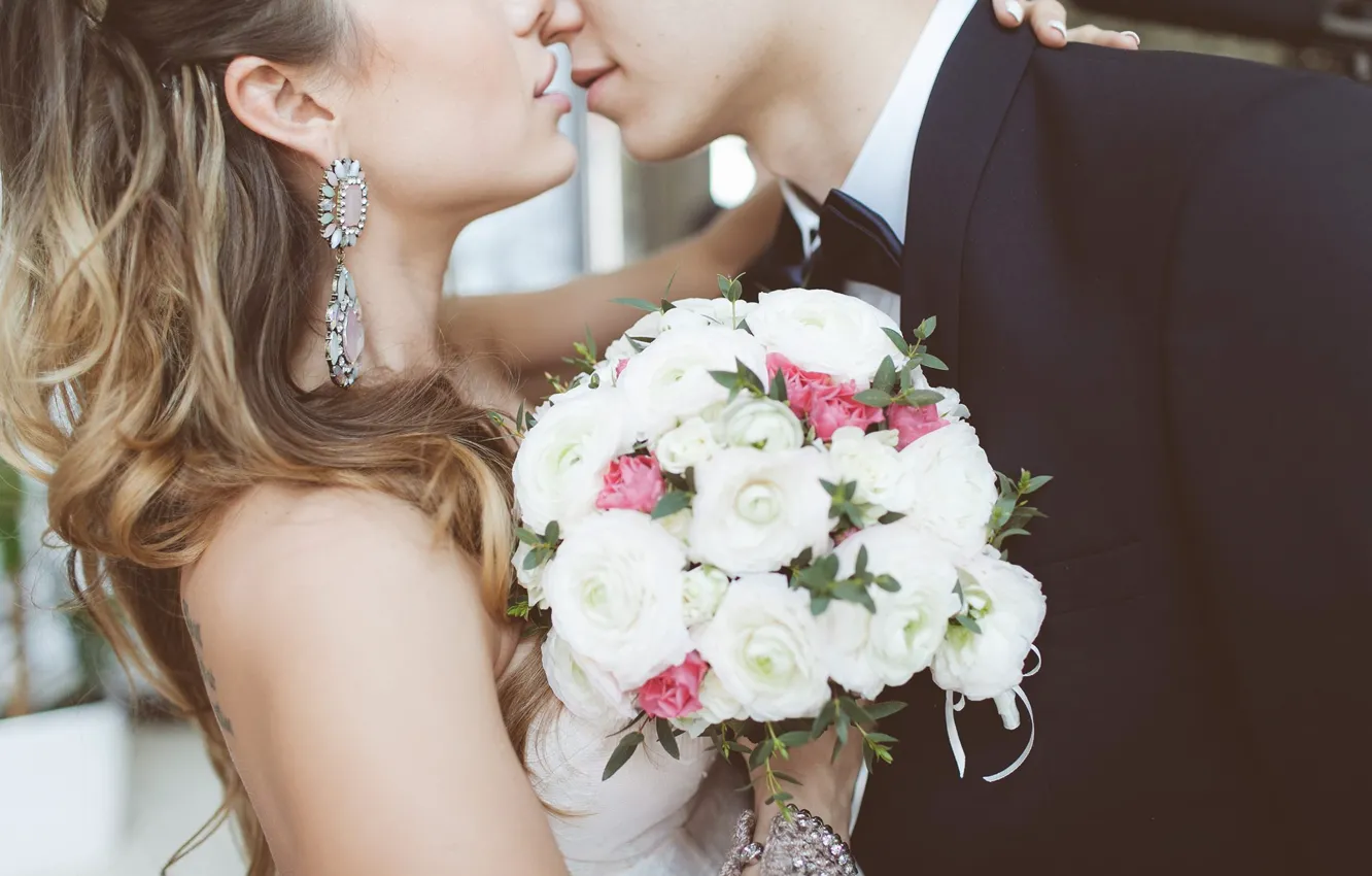 Photo wallpaper love, hair, kiss, bouquet, earrings, hugs, love, the bride