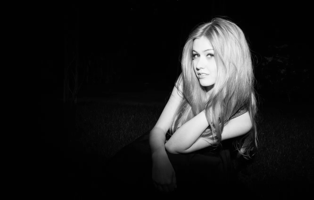 Photo wallpaper portrait, black and white, Katherine McNamara