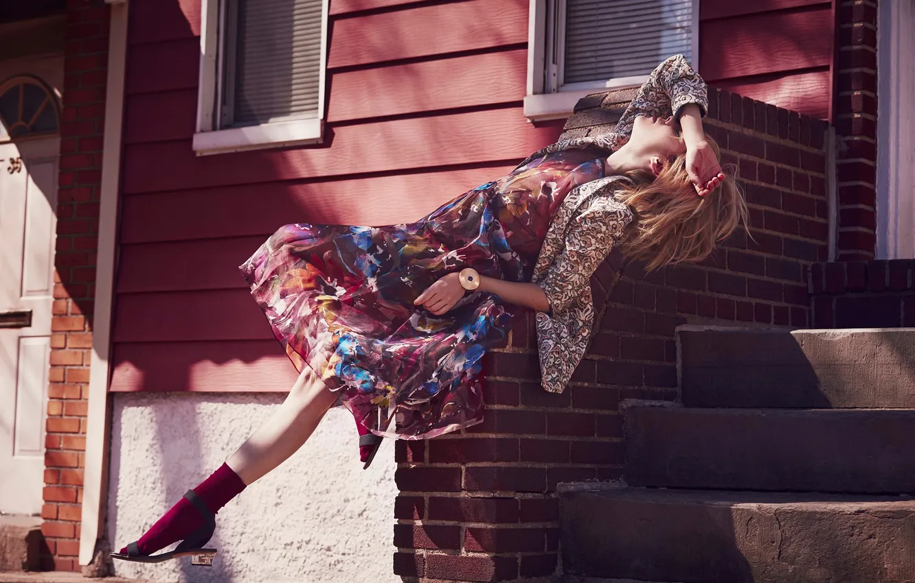 Photo wallpaper home, brick, dress, actress, blonde, photographer, ladder, steps