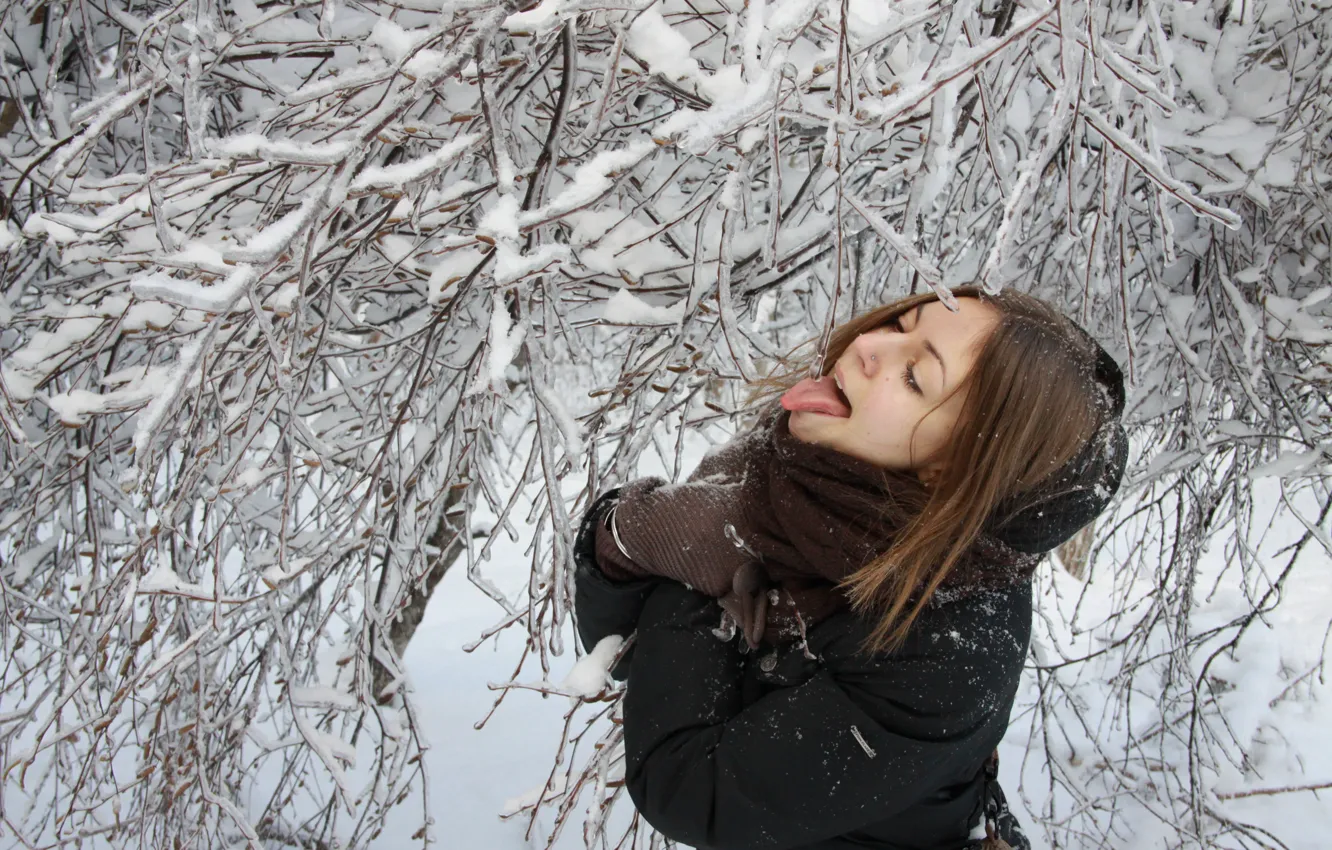 Photo wallpaper winter, language, girl, mood, icicles, licking