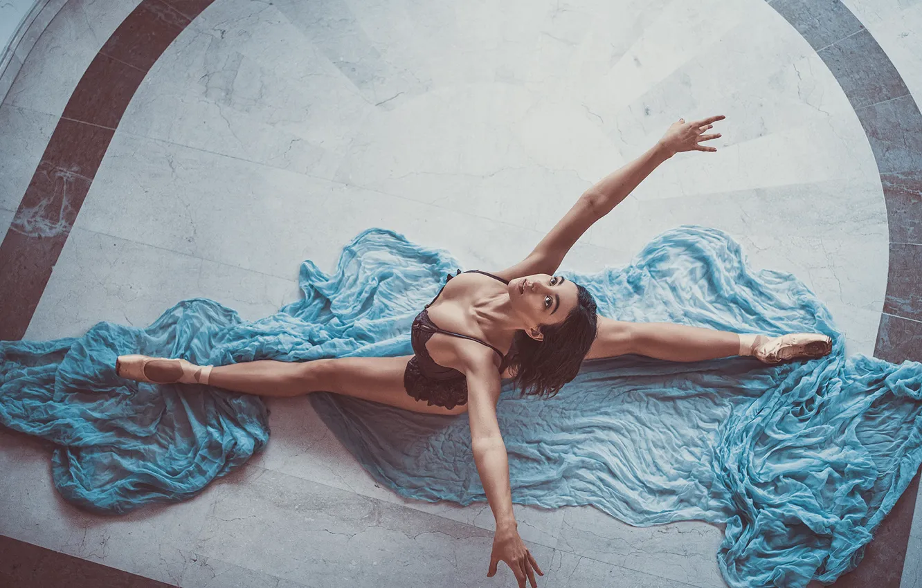 Photo wallpaper chest, girl, pose, feet, body, dance, hands, brunette