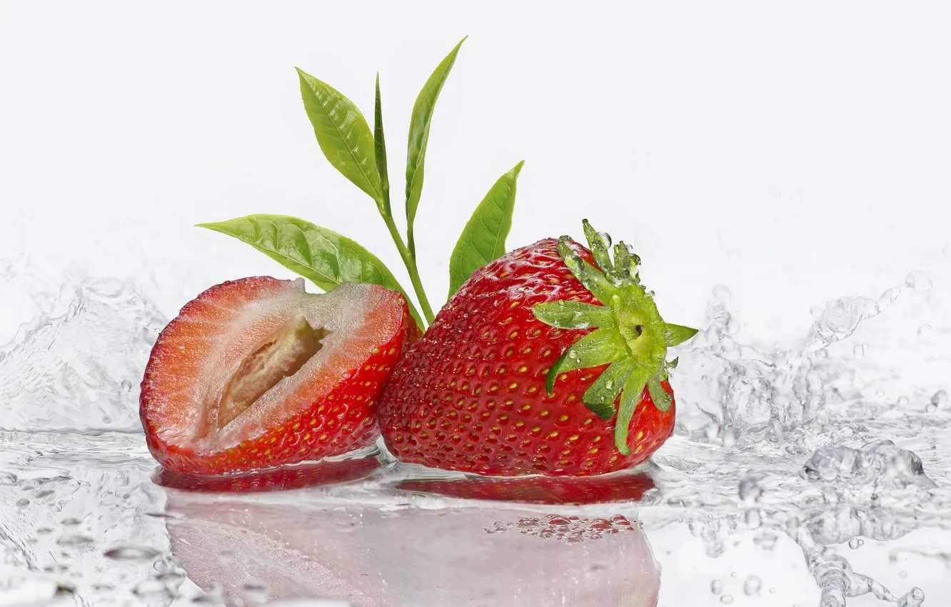 Photo wallpaper water, macro, berries, strawberry, leaves
