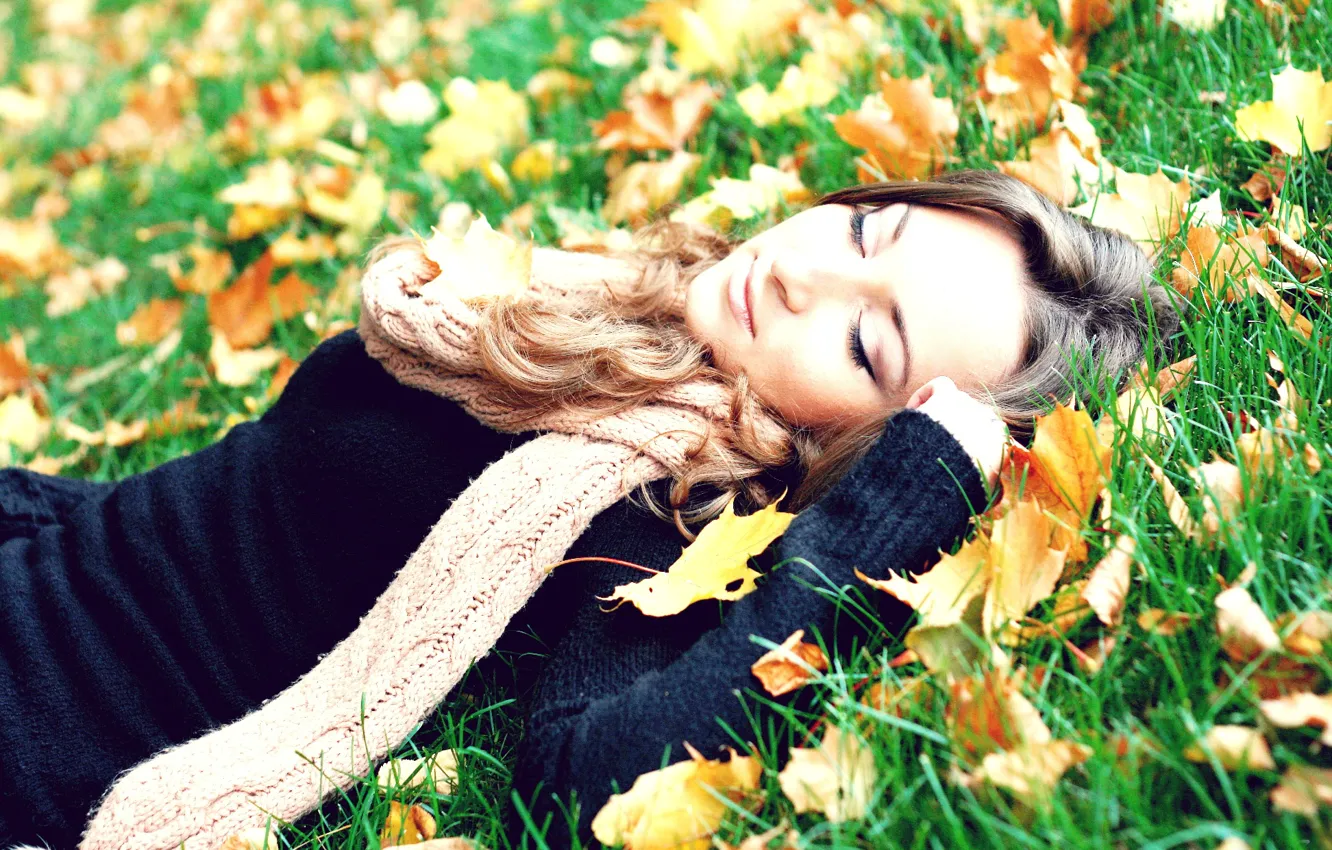 Photo wallpaper BACKGROUND, GRASS, LEAVES, BROWN hair, FACE, GREEN, AUTUMN, FOLIAGE