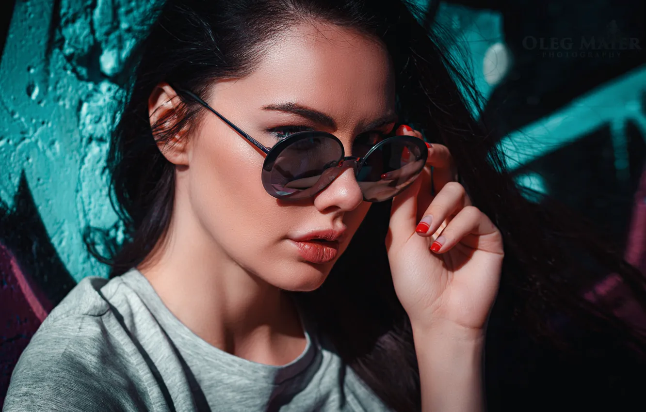 Photo wallpaper look, girl, portrait, brunette, glasses, grafiti, street art, undergraund