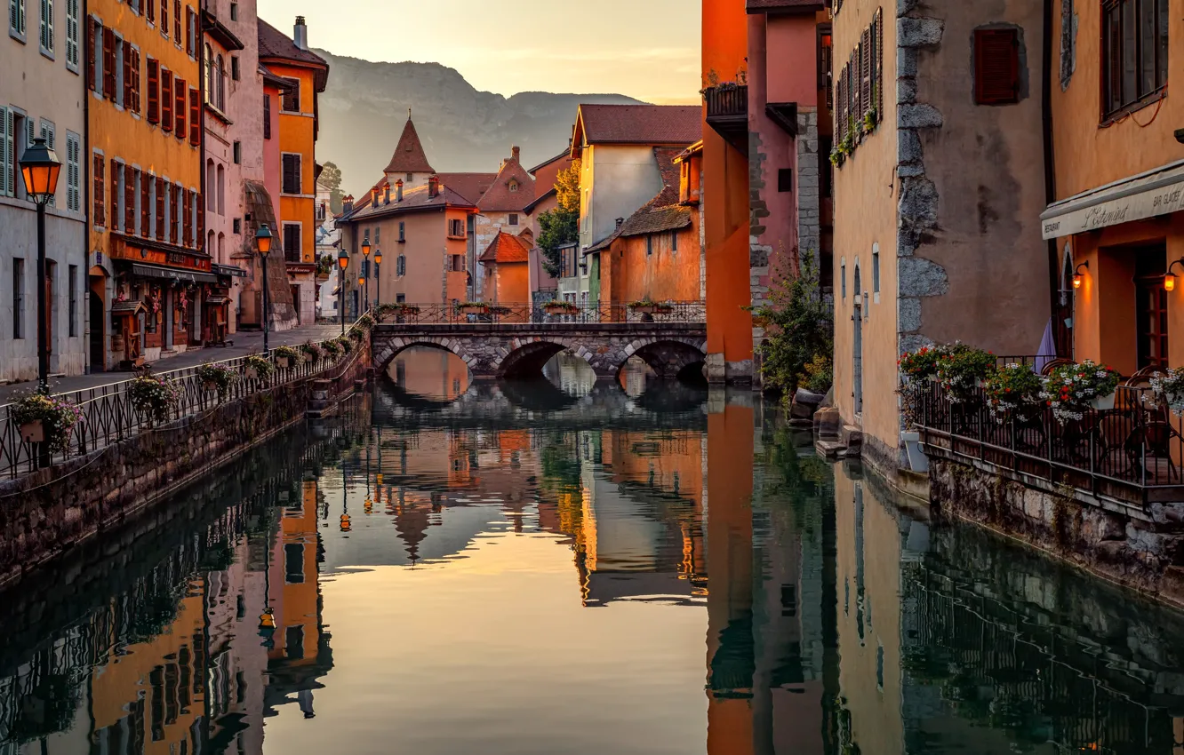 Photo wallpaper mountains, bridge, the city, France, home, channel, Annecy, Alexander the Silent