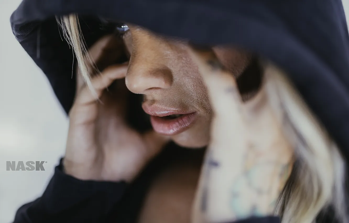 Photo wallpaper girl, hands, photographer, lips, hood, girl, photography, photographer