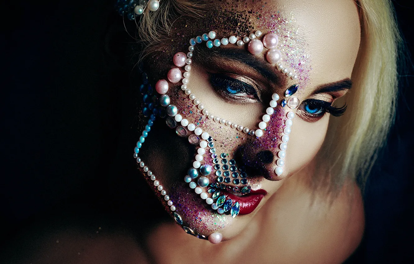 Photo wallpaper decoration, close-up, face, model, makeup, hairstyle, blonde, black background