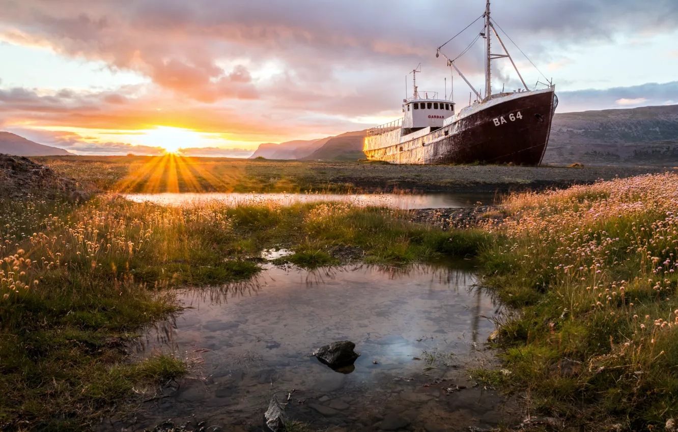 Photo wallpaper ship, morning, stranded