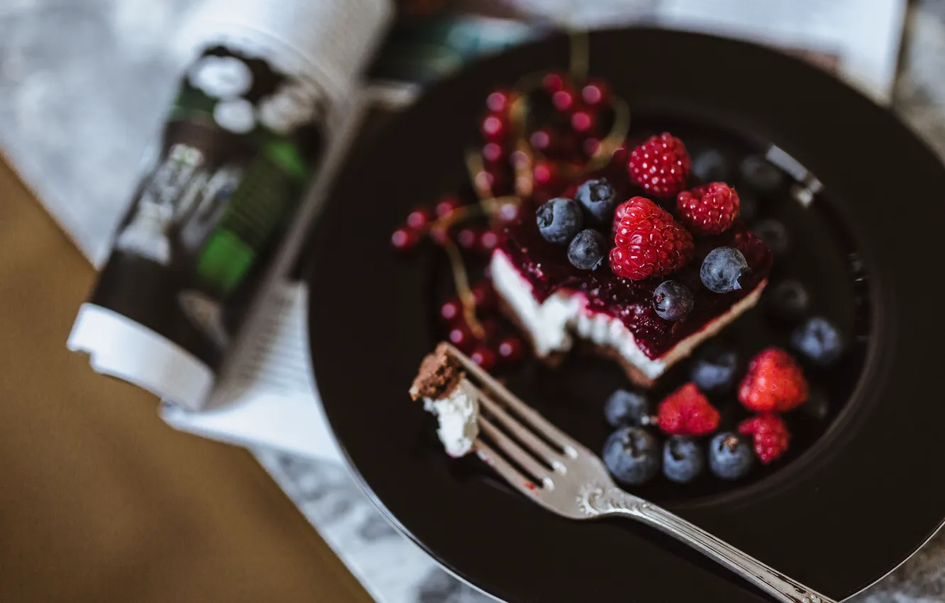 Photo wallpaper red, berries, raspberry, table, blueberries, plate, pie, cake