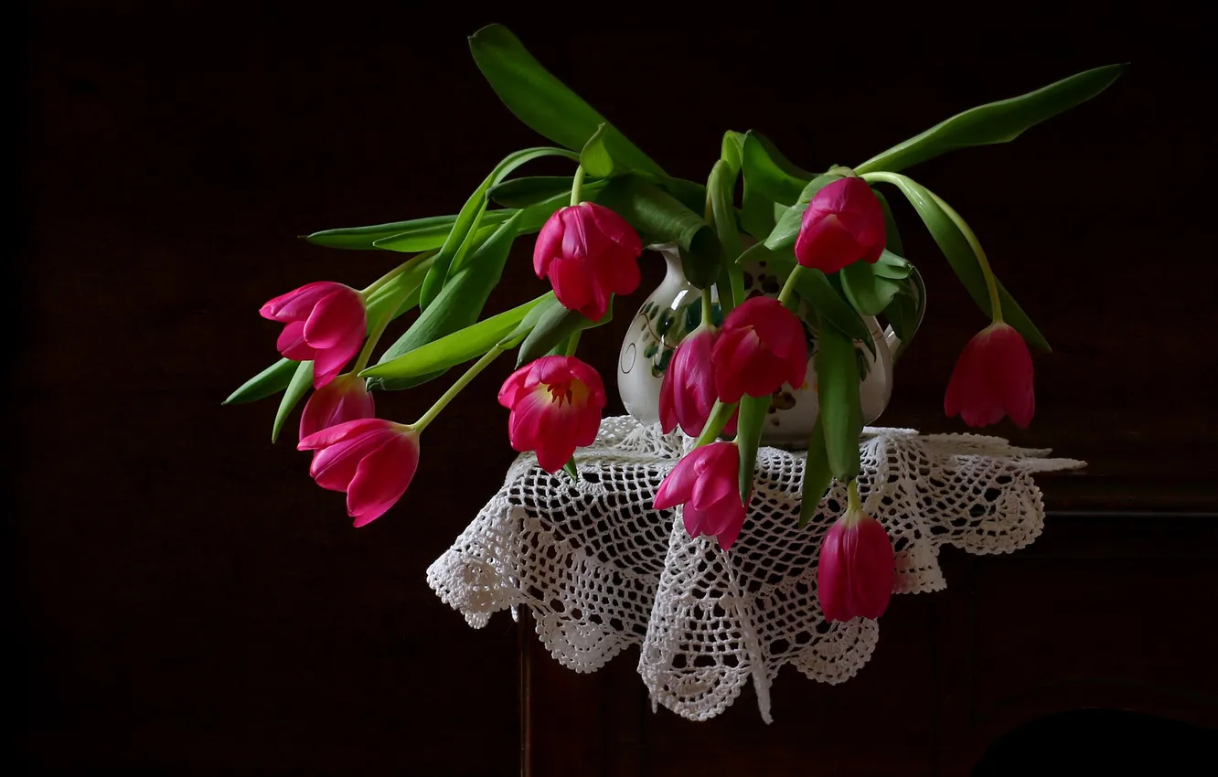 Photo wallpaper tulips, napkin, the dark background