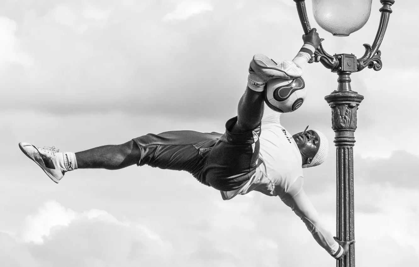 Photo wallpaper the ball, lights, black and white, monochrome, player, Iya Traore, Iya Traore, freestyler