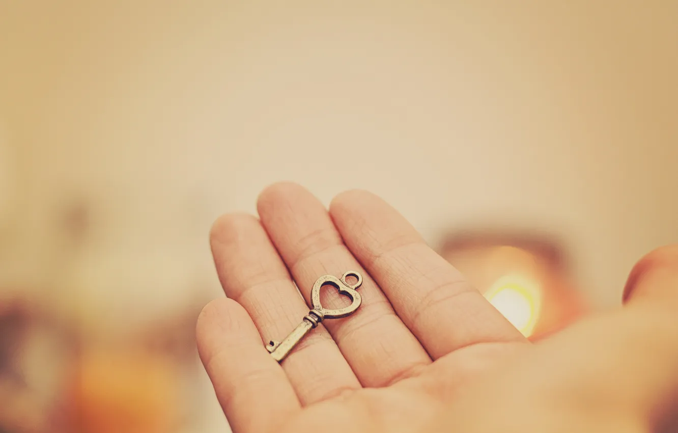 Photo wallpaper hands, key, fingers