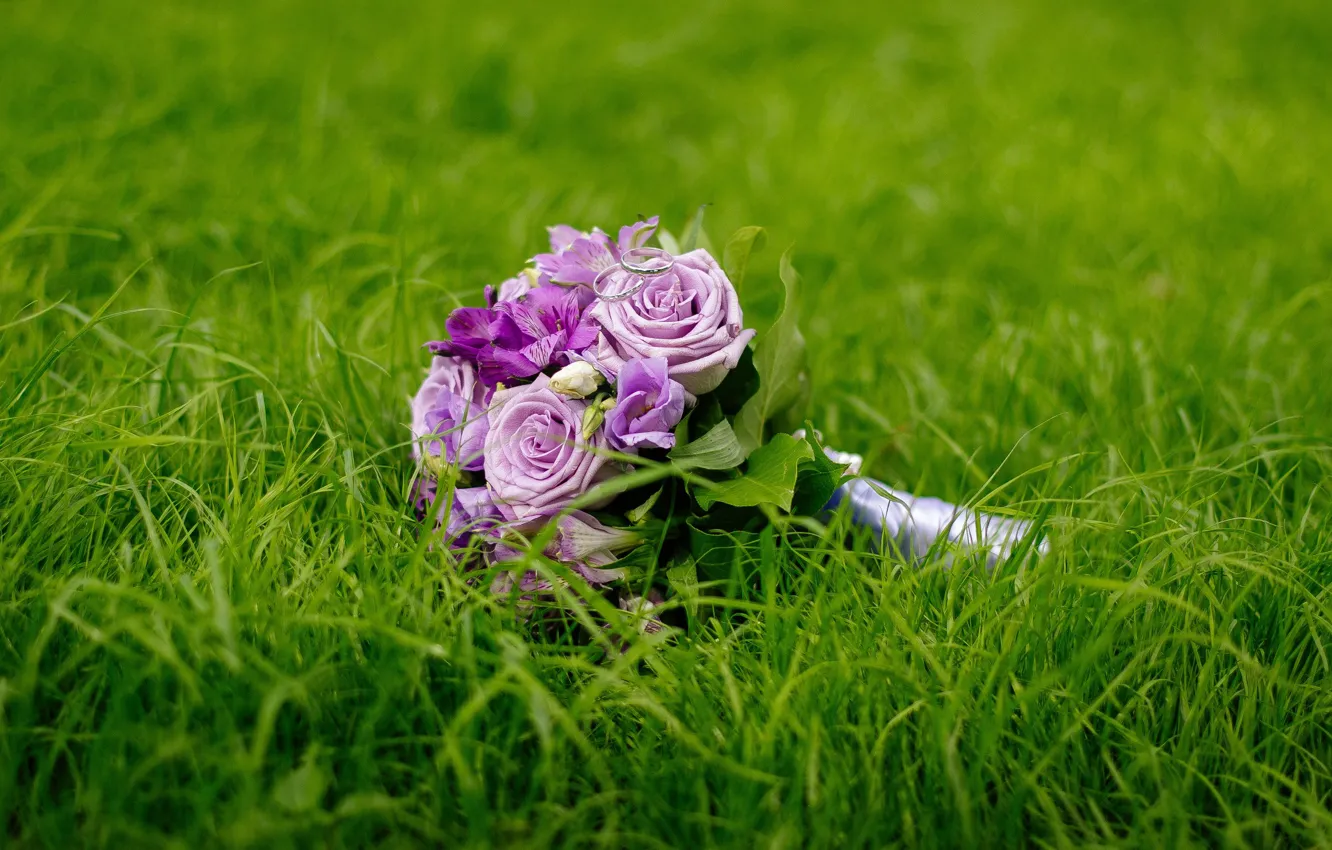 Photo wallpaper greens, grass, macro, roses, bouquet