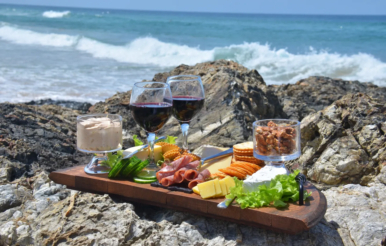 Photo wallpaper sea, stones, wine, food, glasses, picnic