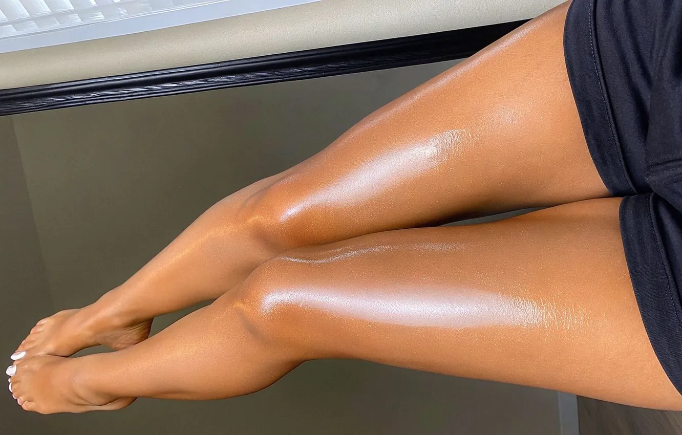 Photo wallpaper shorts, manicure, seductive, slender knives, tanned legs