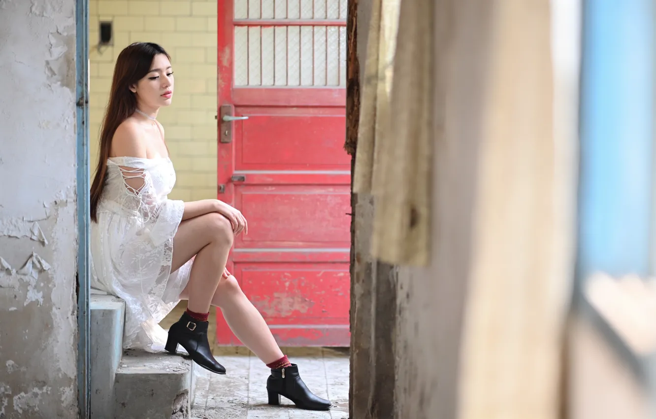 Photo wallpaper pose, model, portrait, makeup, dress, the door, hairstyle, ladder