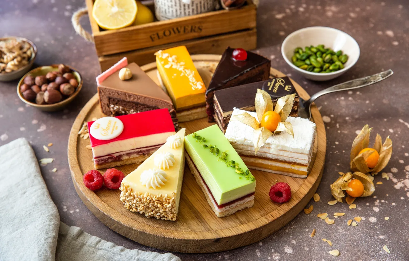 Photo wallpaper cake, piece, cuts