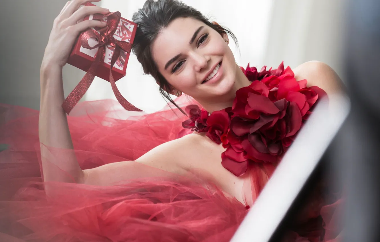 Photo wallpaper smile, box, gift, red dress, Kendall Jenner, Kendall Jenner, dear devshuka