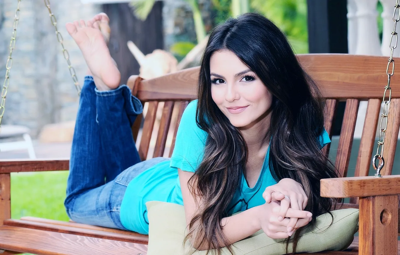 Photo wallpaper lies, in jeans, a nice smile, victoria justice, Cutie, on the bench
