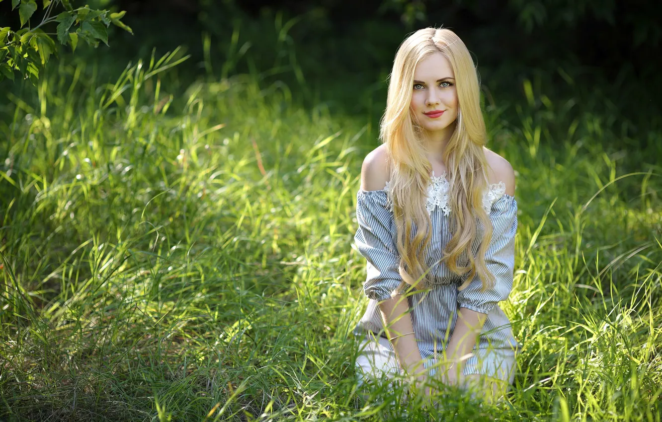 Photo wallpaper grass, look, the sun, pose, model, portrait, makeup, dress
