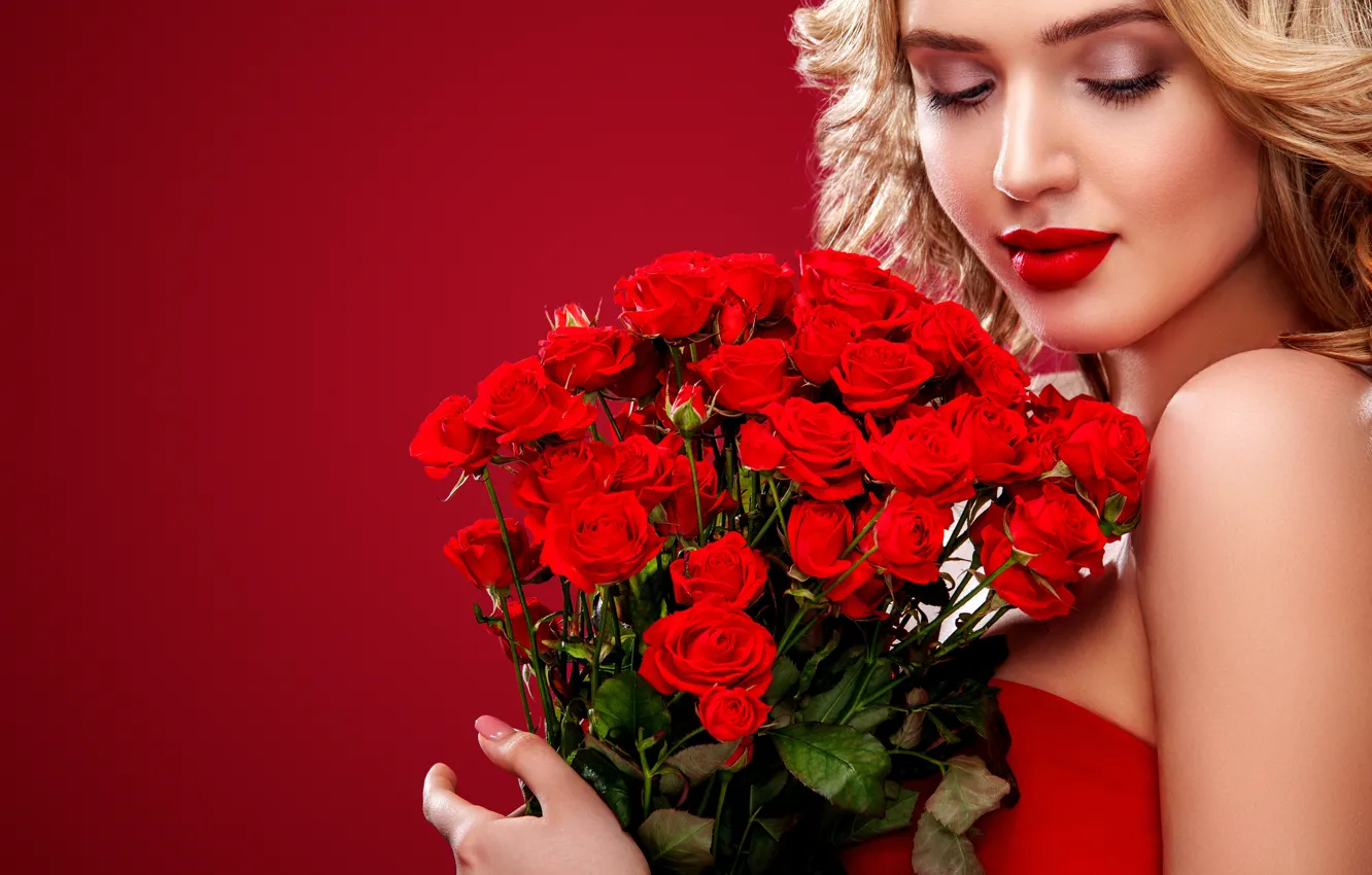 Photo wallpaper girl, background, roses, bouquet, makeup, blonde, Mykhailo Orlov