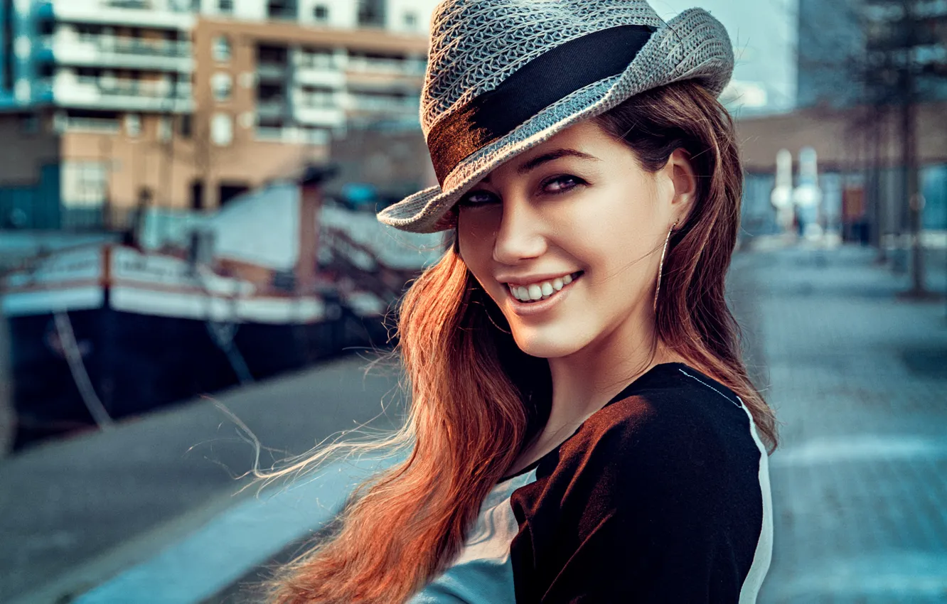 Photo wallpaper look, girl, the city, smile, hat, brown hair, Lods Franck