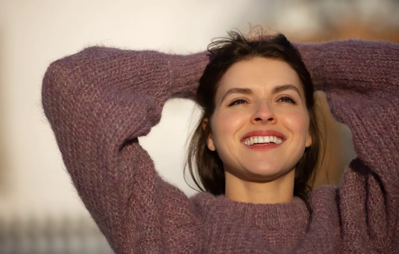 Photo wallpaper the sun, pose, model, portrait, hands, makeup, hairstyle, brown hair