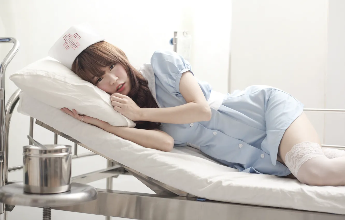 Photo wallpaper girl, face, hair, lies, pillow, form, hospital