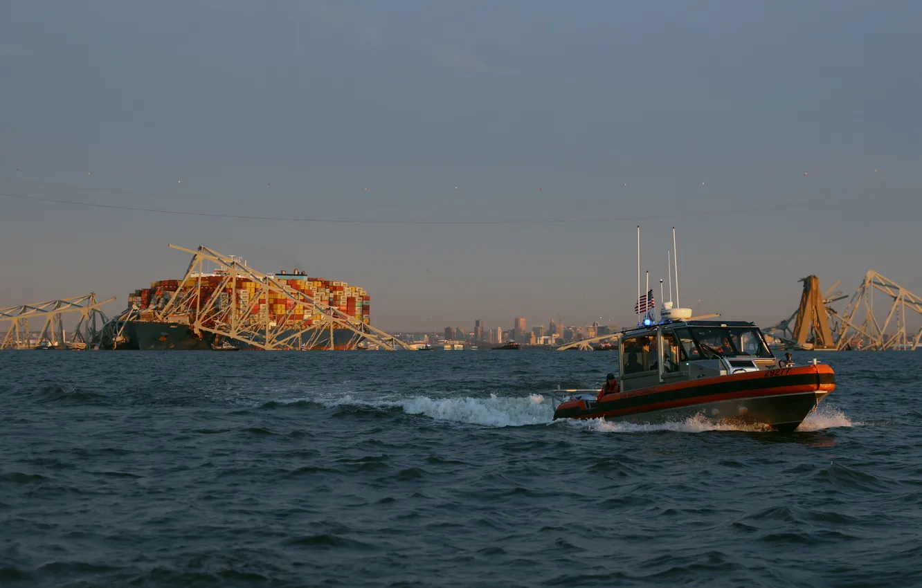 Photo wallpaper crash, bridge, A container ship, patrol boat